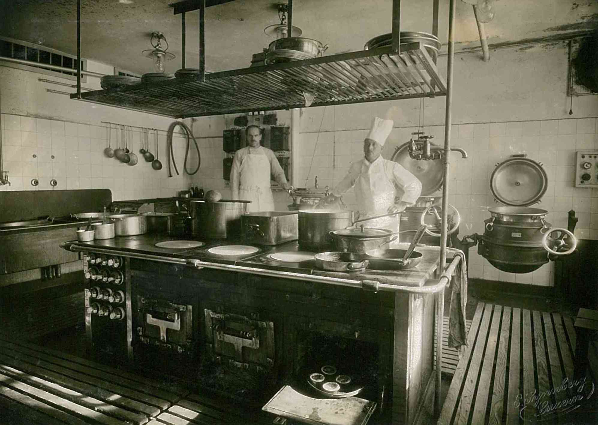 Küche mit elektrischem Salvis Kochherd, ca. 1925–30